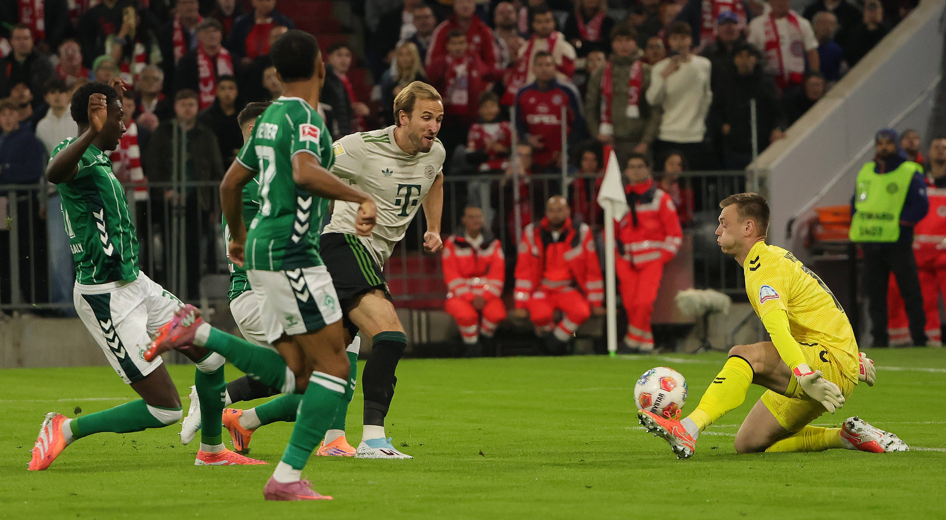 拜仁险胜德国,梅西三分雨点燃全场 拜仁险胜德国,梅西三分雨点燃全场